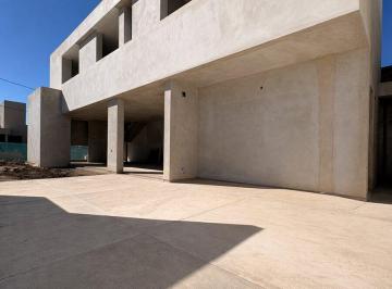 Casa · 147m² · 4 Ambientes · 2 Cocheras · Exclusiva Casa en Docta – Lote Esquina, 147 m² Cubiertos, Llave en Mano