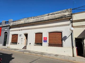 Casa · 236m² · 5 Ambientes · Casa en Pleno Centro de La Ciudad! Retasada Amplio Terreno