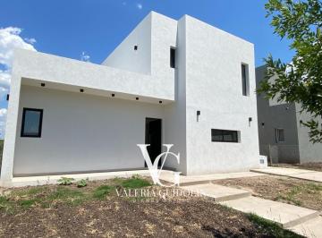 Casa · 177m² · 4 Ambientes · 2 Cocheras · Casa Venta Barrio Santa Lucía Pilar del Este