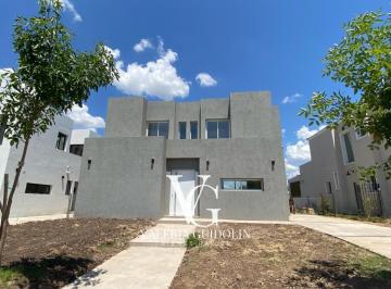 Casa · 188m² · 4 Ambientes · 2 Cocheras · Casa Venta Barrio Santa Lucía Pilar del Este