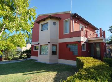 Casa · 146m² · 3 Ambientes · 2 Cocheras · Venta Casa 2/3 Domirtorios 2 Baños en Pago Chico. Gran Lote Parquizado