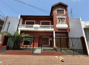 Casa · 300m² · 5 Ambientes · 3 Cocheras · Chalet en Venta en Lomas del Mirador
