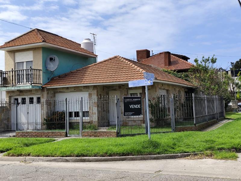 Chalet en esquina de tres ambientes con reja perimetral jardín al frente y patio chico