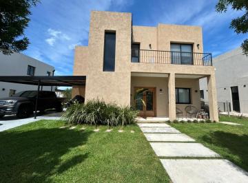 Casa · 170m² · 5 Ambientes · 2 Cocheras · Venta Casa 5 Ambientes con Pileta - Barrio Privado Santo Tomás, Pilar