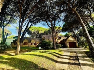 Casa · 270m² · 6 Dormitorios · 1 Cochera · Pinamar - Chalet Tradicional Shaw Golf