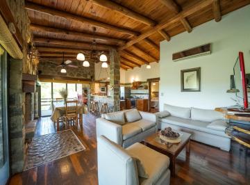 Casa · 250m² · 3 Dormitorios · 4 Cocheras · Cabaña Exclusiva en El Corazón del Valle de Calamuchita