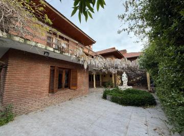 Casa · 231m² · 7 Ambientes · 1 Cochera · Casa en Venta