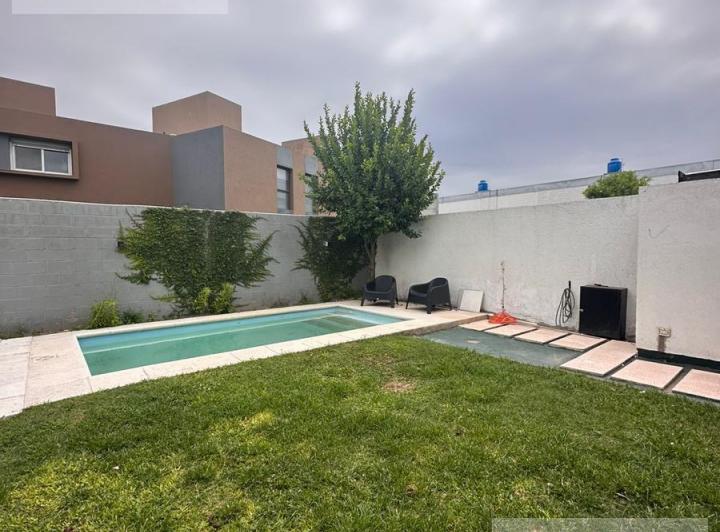 Casa · 220m² · 7 Ambientes · 2 Cocheras