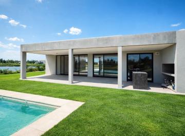 Casa · 259m² · 5 Ambientes · 4 Cocheras · Moderna Casa con Pileta en Una Planta con Salida Al Río | El Naudir | Escobar