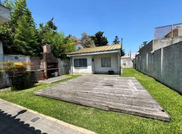 Casa · 410m² · 4 Ambientes · 3 Cocheras · Chalet Impecable de Una Planta / Suite / Gran Jardín / Lote 410 m²
