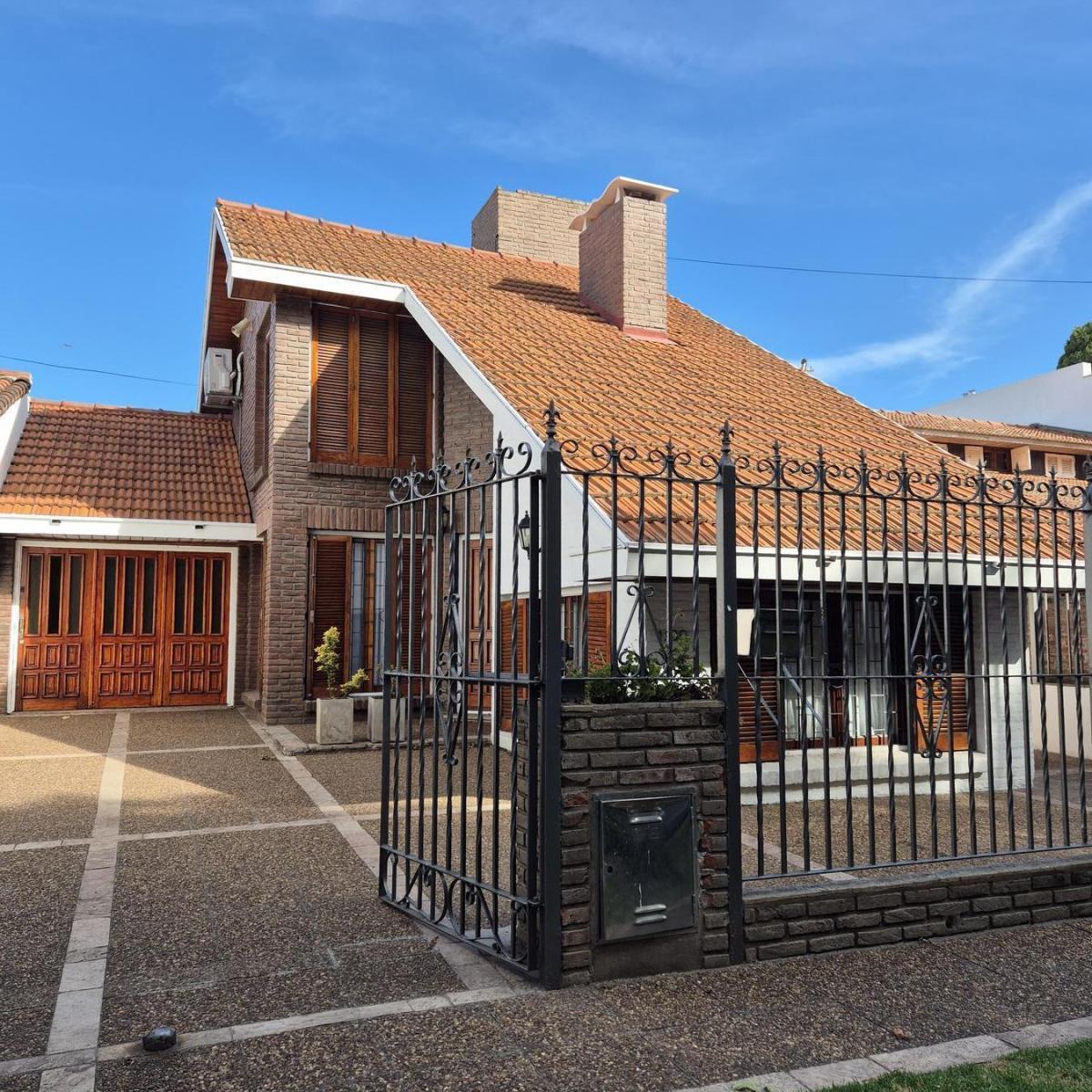 Chalet 4 amb, 172m² con pileta y cochera — Punta Mogotes