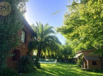 Casa · 275m² · 4 Ambientes · 2 Cocheras · Casa en Venta con Parque y Pileta - City Bell, Calle 456 Entre 27 y 28 Bis