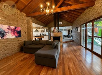 Casa · 275m² · 4 Ambientes · 2 Cocheras · Casa en Venta con Parque y Pileta - City Bell, Calle 456 Entre 27 y 28 Bis