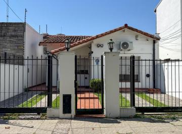 Frente · Venta Casa 3 Ambientes con 2 Cocheras Jardin y Pileta en Florida Mitre/este