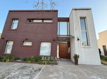 Casa · 220m² · 10 Ambientes · 1 Cochera · Casa Venta 4 Ambientes Cc San Francisco Manzanares Pilar Lote de 922 m²