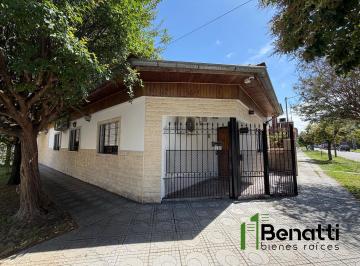 Casa · 95m² · 4 Ambientes · 4 Cocheras · Casa 4 Ambientes en Venta con Amplio Jardin y Garaje Pasante
