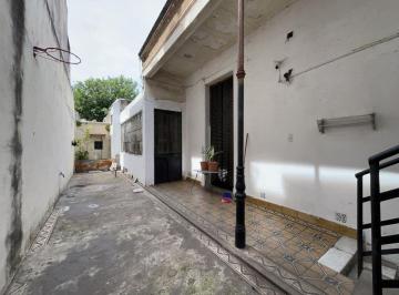 Casa de 4 ambientes, Parque Chacabuco · Lote Propio - 3 Dorm. - Cochera - Jardín y Terraza