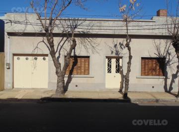 Casa · 180m² · 6 Ambientes · 1 Cochera · Casa en Venta con Vista Al Río, Patio y Garaje.