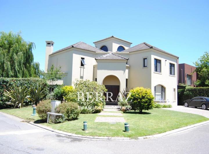 Casa · 295m² · 6 Ambientes · 2 Cocheras