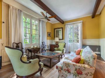 Casa de 5 ambientes, La Plata · Casona de Estilo Inglés en Venta, Ubicada Sobre La Calle 423 Bis Esquina 9, en El Barrio San Jorge
