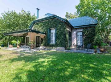 Casa · 300m² · 5 Ambientes · 2 Cocheras · Casona de Estilo Inglés en Venta, Ubicada Sobre La Calle 423 Bis Esquina 9, en El Barrio San Jorge