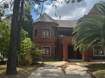 Casa · 270m² · 7 Ambientes · 6 Cocheras · Casa en Saint Thomas Sur