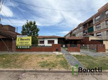 Casa · 120m² · 4 Ambientes · 3 Cocheras · Casa en Lote Propio. 4 Ambientes con Jardin y Pileta