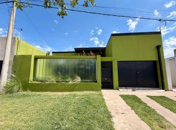 Casa · 151m² · 4 Ambientes · 1 Cochera · Propiedad de 2 Habitaciones en Barrio La Cañada - Apta Crédito