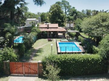Casa · 110m² · 3 Ambientes · 3 Cocheras · Venta Casa en Funes 2 Dorm. Piscina Jardin Parrillero Amplio Luminoso Zona Tranquila