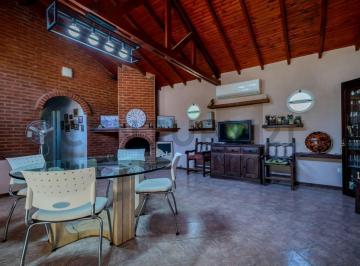 Casa · 235m² · 6 Ambientes · 2 Cocheras · Casa en Venta 6 Ambientes con Quincho en San Bernardo Salta y Obligado