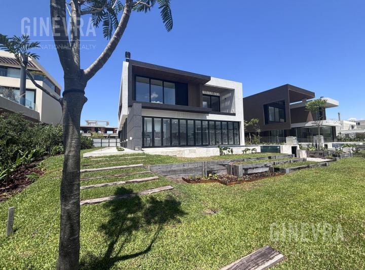 Casa · 550m² · 7 Ambientes · 2 Cocheras