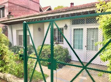 Casa · 247m² · 2 Dormitorios · 1 Cochera · Chalet en 2 Plantas Muy Bien Ubicado