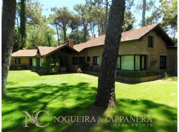 Casa · 312m² · 8 Ambientes · 1 Cochera · Casa con Piscina en Alquiler en Biguá y Algarrobo Cariló