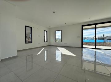 Casa · 142m² · 5 Ambientes · 2 Cocheras · Venta Casa 4 Dorm. en Santa Sofía, Pilar del Este, Pilar