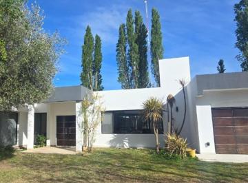 Casa · 335m² · 6 Ambientes · 25 Cocheras · Casa en Alquiler Cipolletti