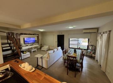 Casa · 188m² · 4 Ambientes · 2 Cocheras · Hermosa Casa de 3 Dorm. con Jardin y Pileta en Pueblo Esther