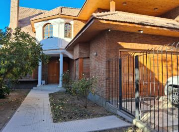 Casa · 919m² · 8 Ambientes · 1 Cochera · Venta de Casa en Barrio Barreneche de Neuquén