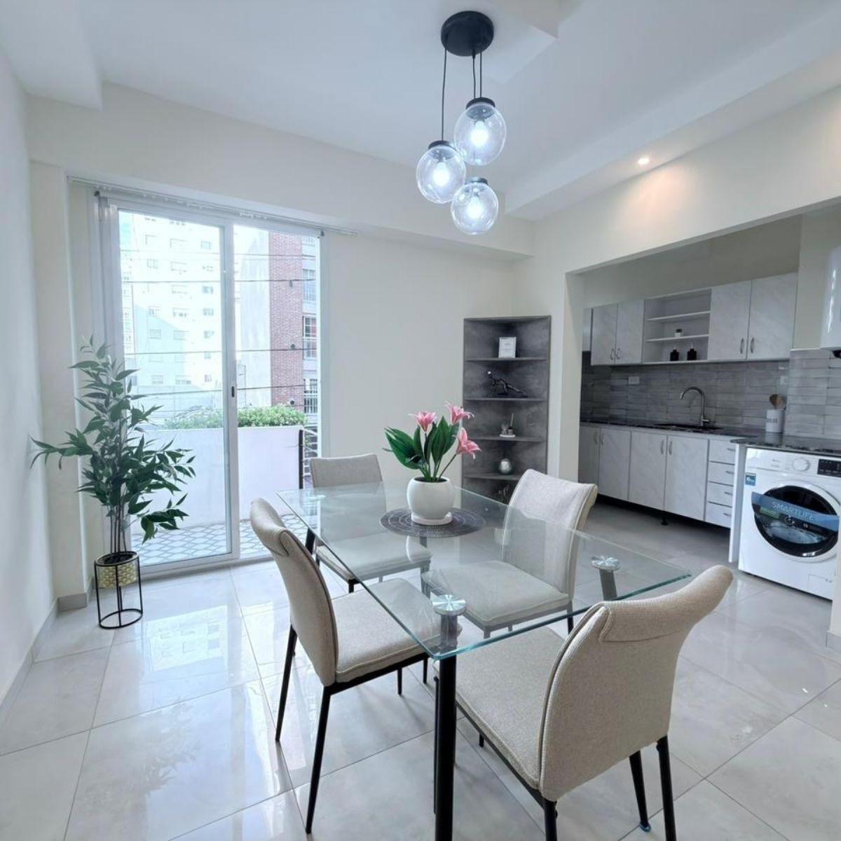 Ofrecemos en venta departamento de dos ambientes a la calle, totalmente reciclado a nuevo.