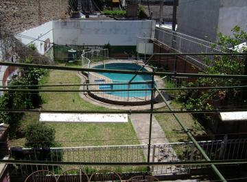 Casa · 175m² · 3 Dormitorios · 1 Cochera · Velez Sarfield 1100, Casa 3 Dorm., Cochera, Jardín con Pileta.