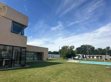 Casa · 274m² · 3 Ambientes · 2 Cocheras · Casa en Venta con Parque y Pileta - City Bell - Las Carolinas
