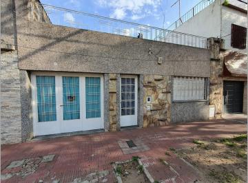 Casa · 133m² · 6 Ambientes · 1 Cochera · Casa en Venta de 3 Dorm. a m de Bv. Rondeau. Garaje y Patio.
