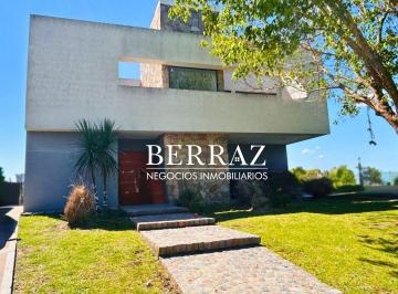 Casa · 240m² · 5 Ambientes · 2 Cocheras · Casa Venta 6 Ambientes en El Cantón Barrio Golf Escobar Lote de 824 m²