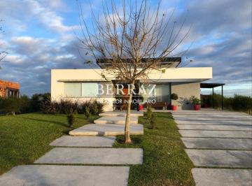 Casa · 180m² · 5 Ambientes · 1 Cochera · Casa Venta 5 Ambientes en 1 Planta en El Cantón Barrio Golf Escobar Lote de 824 m²