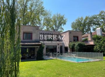 Casa · 335m² · 8 Ambientes · 2 Cocheras · Casa Venta 8 Ambientes en Ayres de Pilar Lote de 910 m²