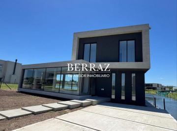 Casa · 185m² · 5 Ambientes · 2 Cocheras · Casa Venta 5 Ambientes a La Laguna en Barrio Santa Ana Villanueva Lote 633 m²