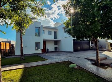 Casa · 235m² · 3 Dormitorios · 2 Cocheras · Casa en Venta