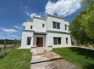Casa · 185m² · 5 Ambientes · 2 Cocheras · Casa en Venta y en Alquiler a Estrenar San Ramon - Pilar del Este