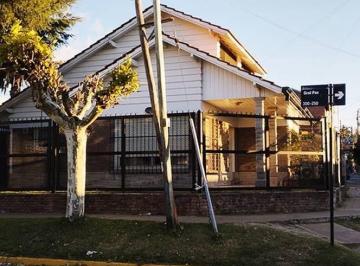 Casa de 3 ambientes, Quilmes · Chalet 2 Plantas en Esquina | Entrada por 2 Calles | Excelente Estado