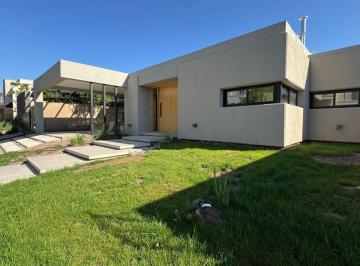 Casa · 200m² · 8 Ambientes · 2 Cocheras · Vende Casa en Aguaribay Barrio Privado