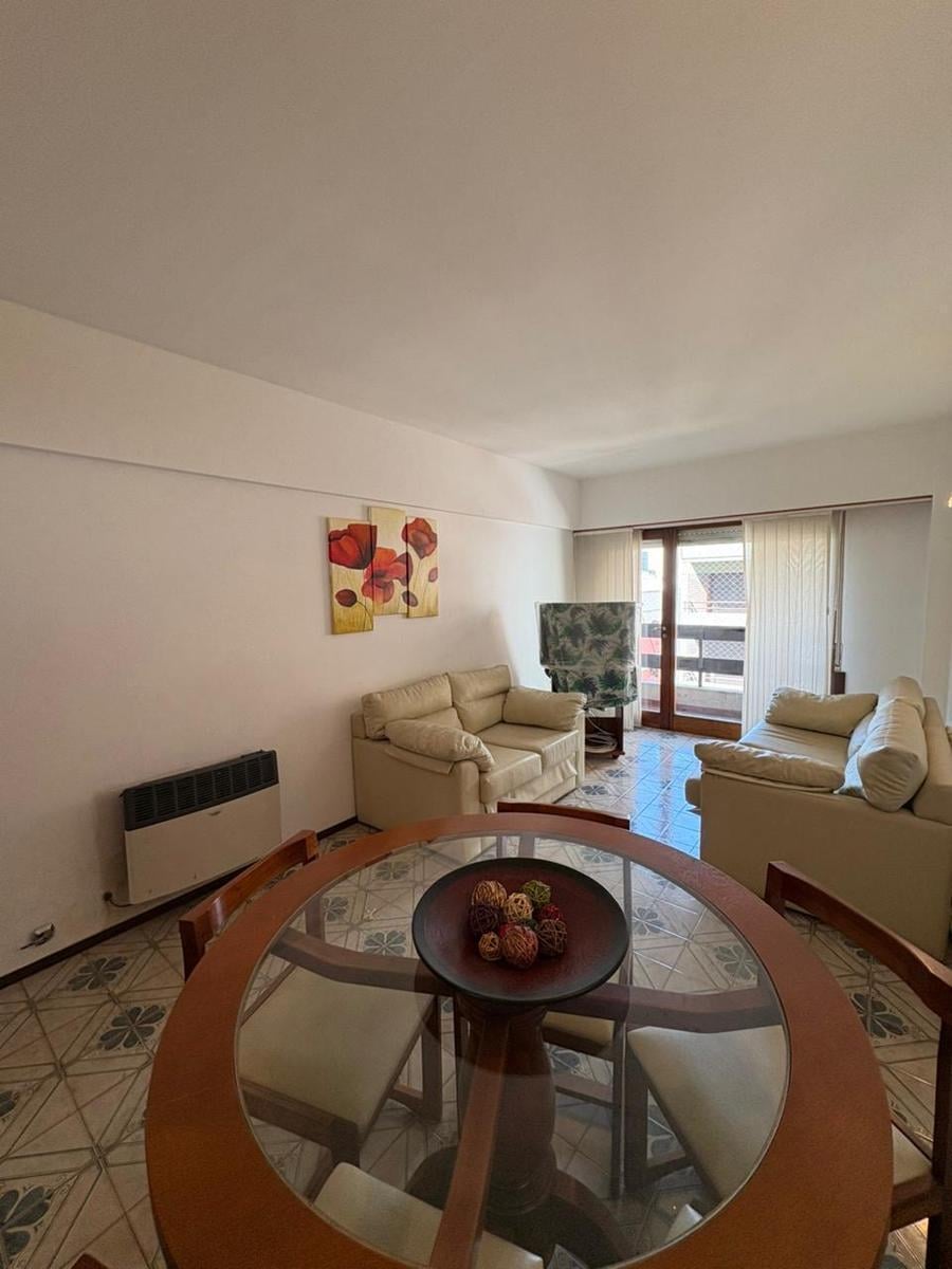 Departamento 2 ambientes al frente con balcon en zona la Perla